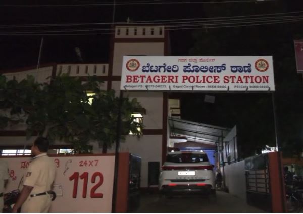 ಕುಡಿದ ಮತ್ತಿನಲ್ಲಿ ಠಾಣೆಗೆ ನುಗ್ಗಿ ಭೂಪ|  ತರಾಟೆಗೆ ತೆಗೆದುಕೊಂದ ಸಾರ್ವಜನಿಕರು